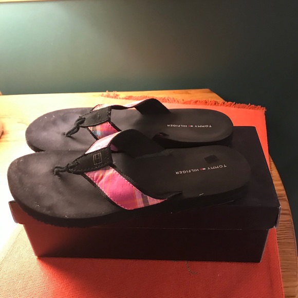 Tommy Hilfiger flip flops size 7. - Picture 2 of 3